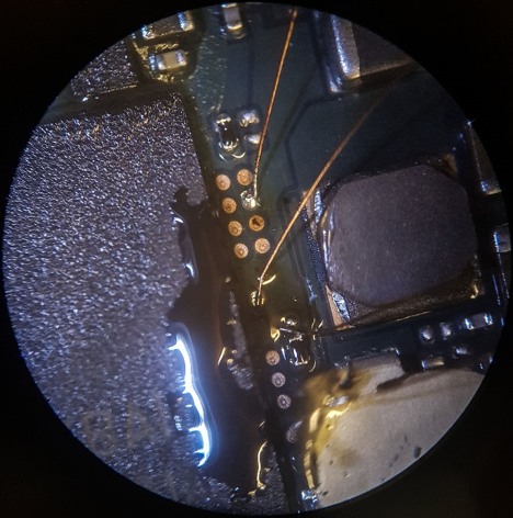 Widok mikroskopowy okablowania wlutowanego w odpowiednie wyprowadzenia na płycie głównej